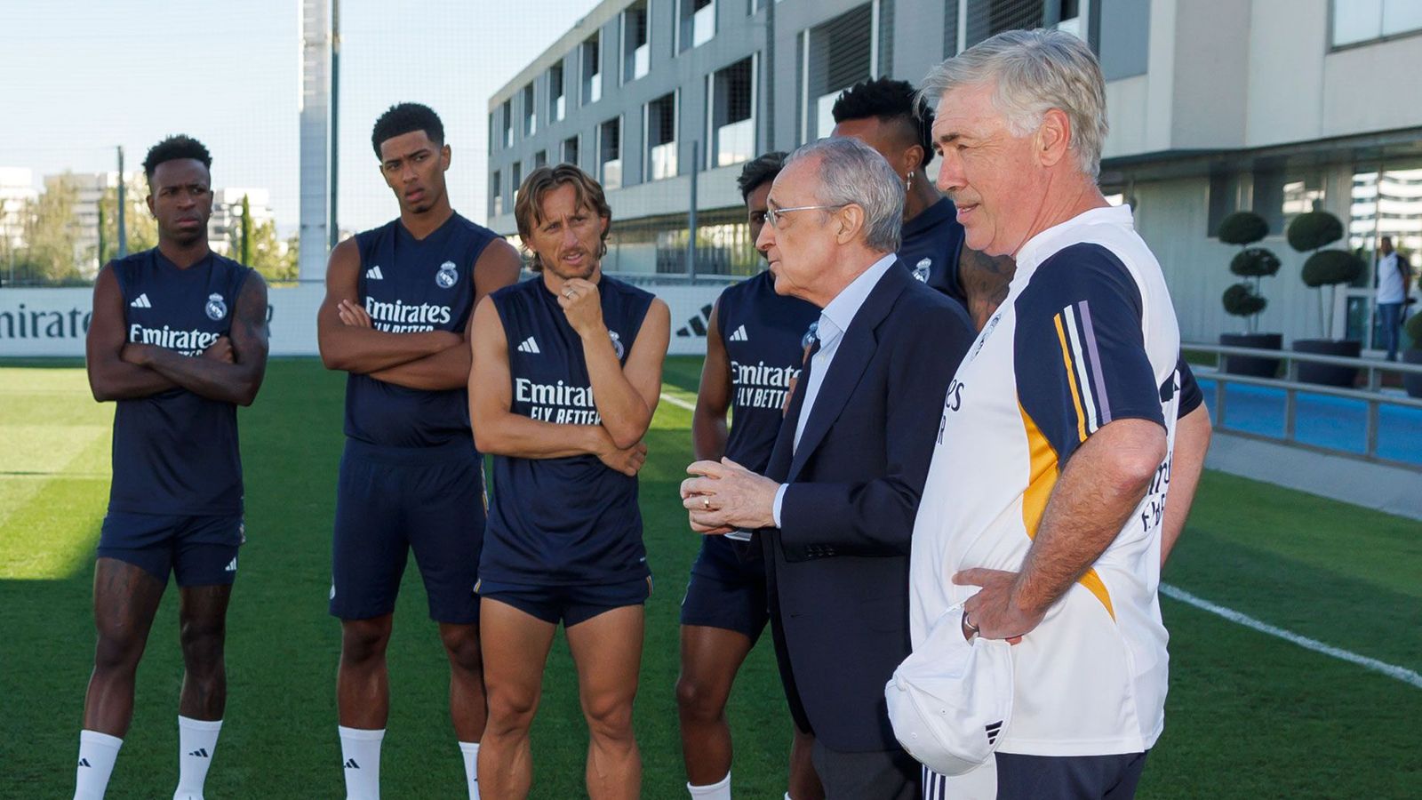 Florentino Pérez con varios integrantes de la plantilla