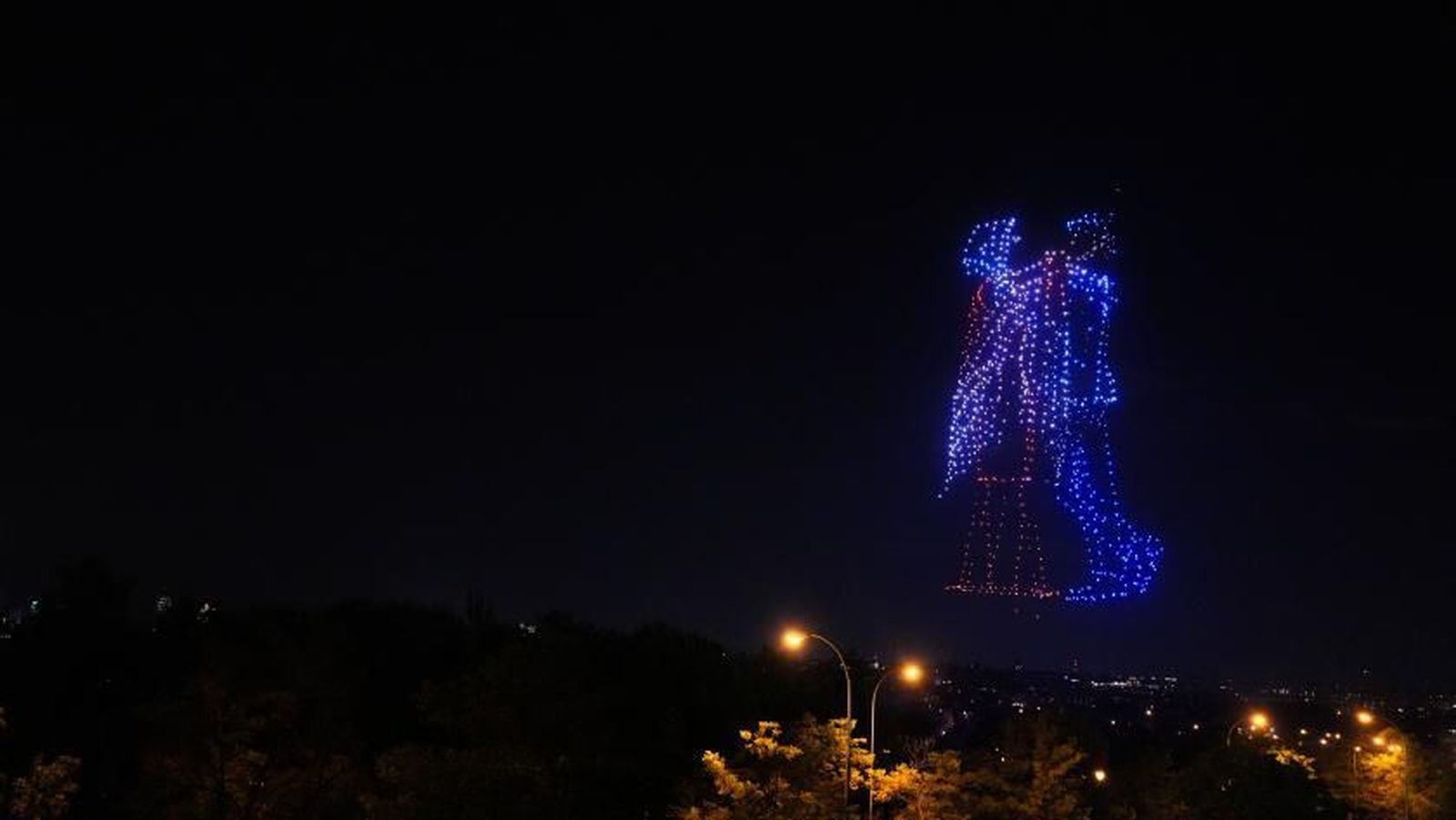 Más de mil drones iluminan el cielo de Madrid en La Latina para conmemorar el 2 de Mayo