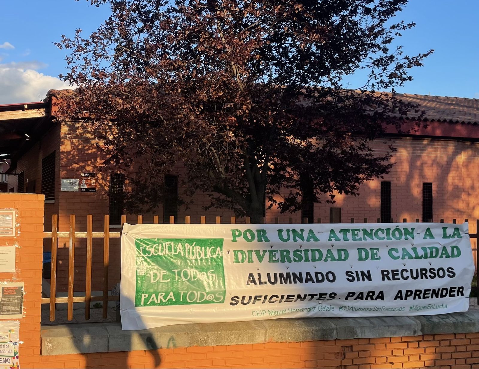 Exterior del CEIP Miguel Hernández de Getafe con una pancarta