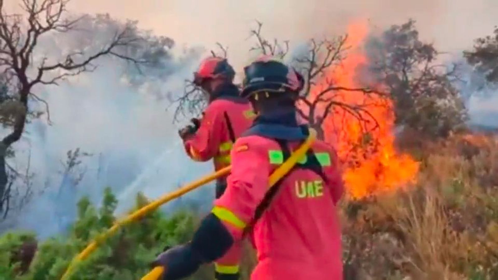 El incendio de Navaluenga afecta a unas 1.500 hectáreas y sigue activo