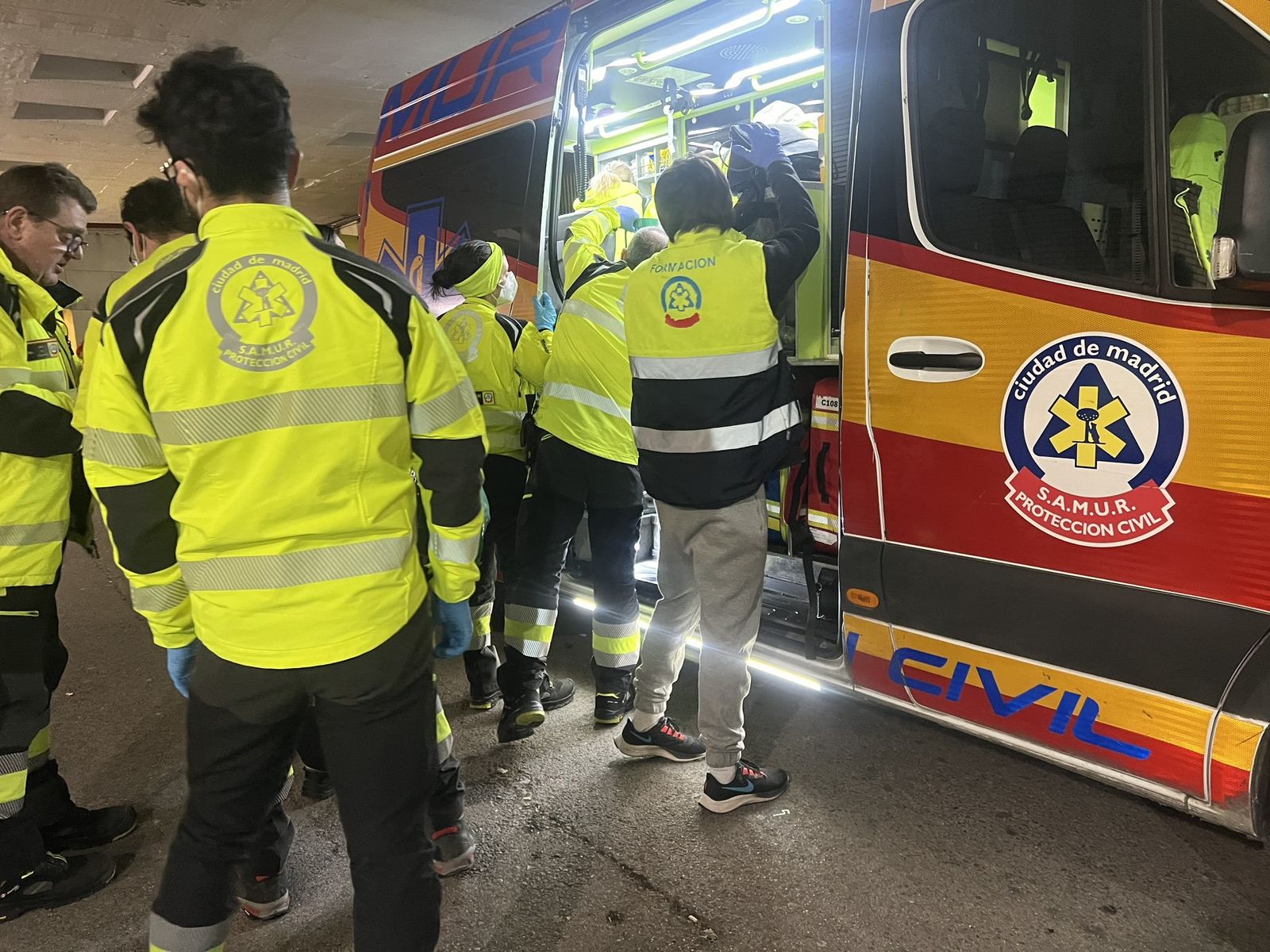 Sanitarios del Samur atienden una emergencia en la ambulancia