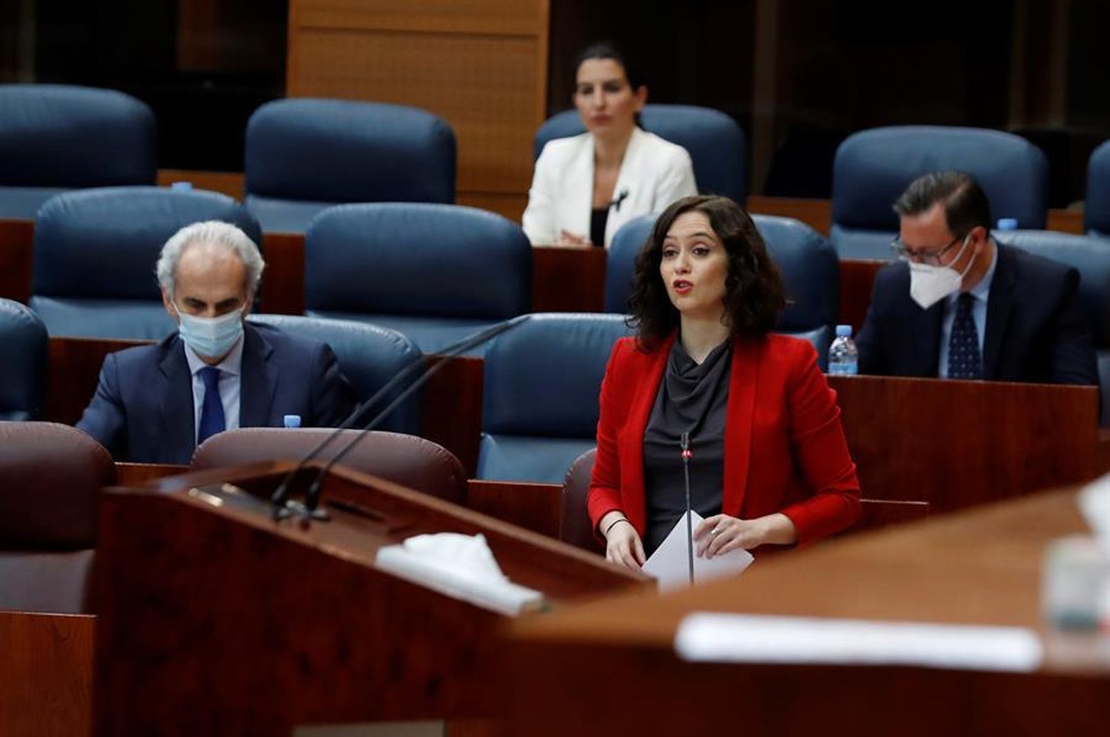 La presidenta de la Comunidad de Madrid, Isabel Díaz Ayuso, responde en el Pleno de la Asamblea de Madrid