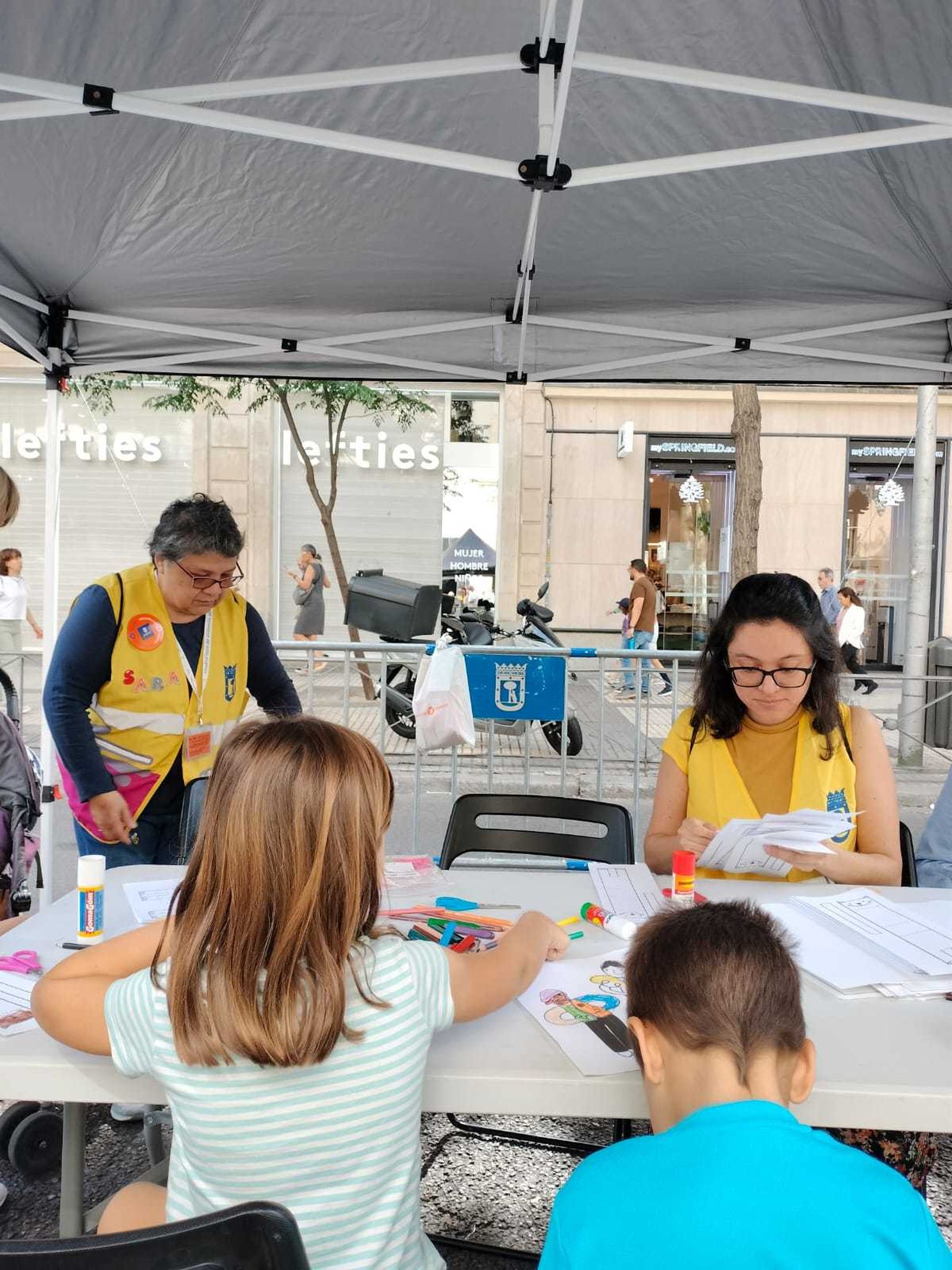 Dos voluntarias del Ayuntamiento de Madrid en las fiestas de San Isidro