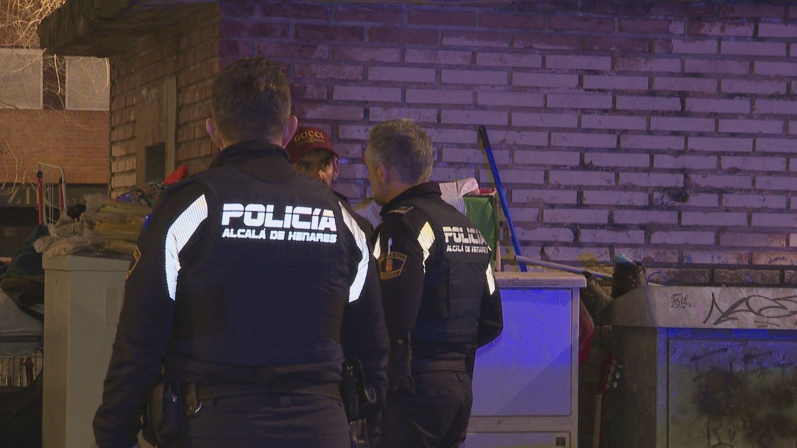 Botellones, okupaciones o peleas: el día a día de los policías de Alcalá en su ronda nocturna