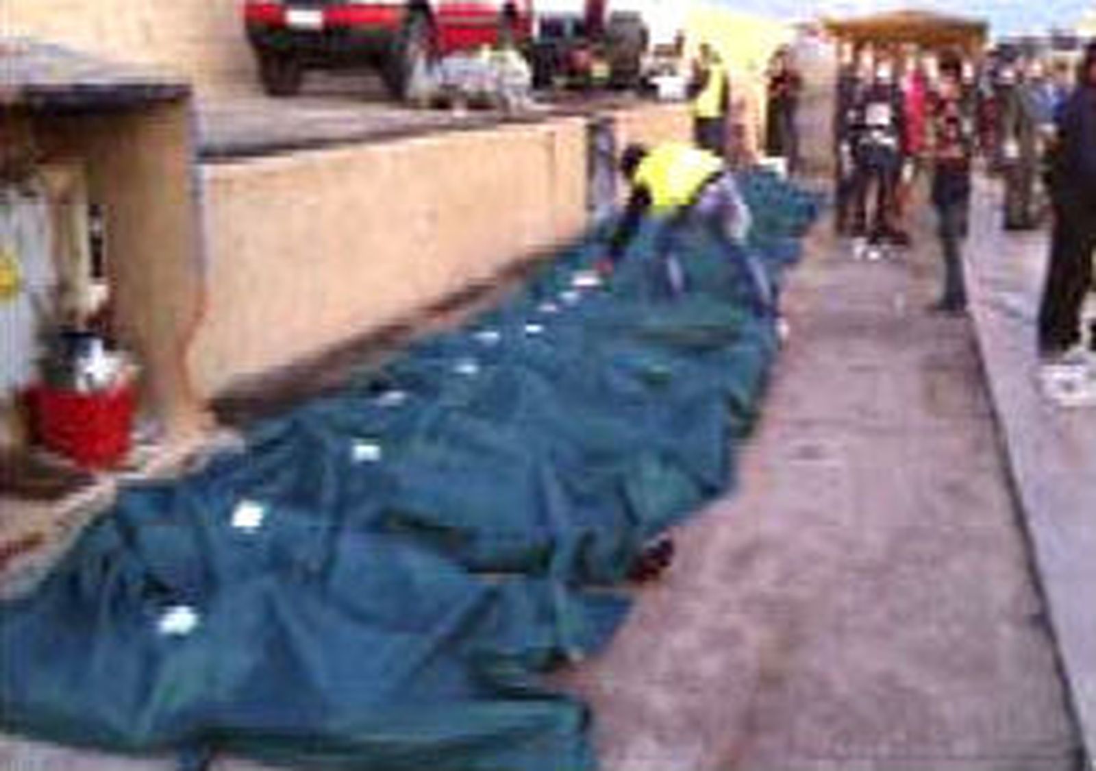 Hallan 25 inmigrantes muertos en un barco que iba hacia la isla de Lampedusa