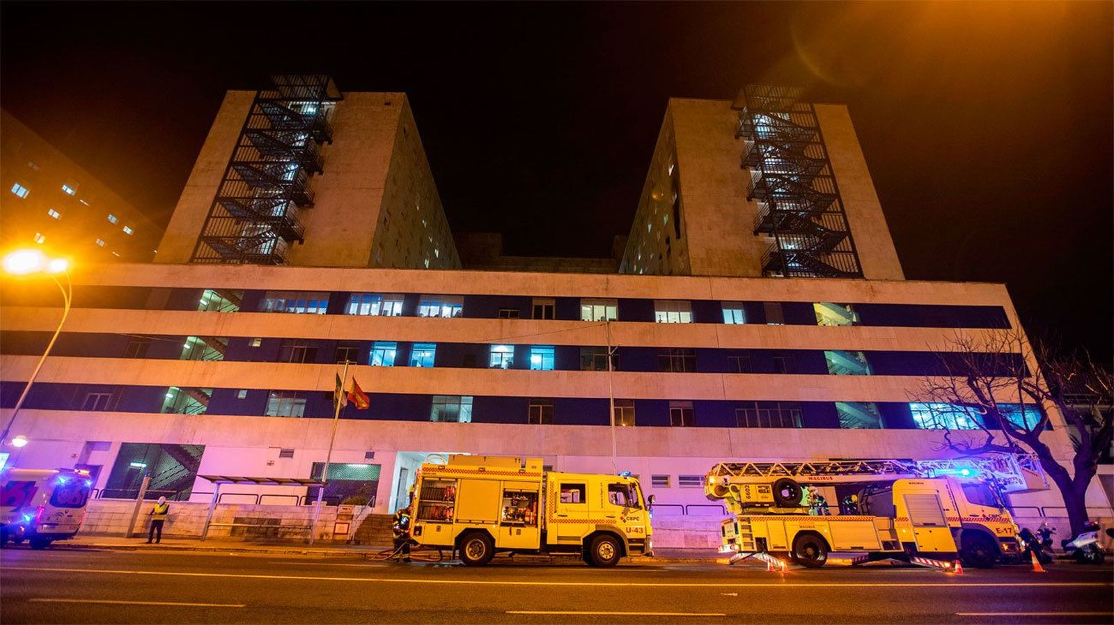 Detenido un paciente Covid por provocar un incendio en el hospital Puerta del Mar de Cádiz