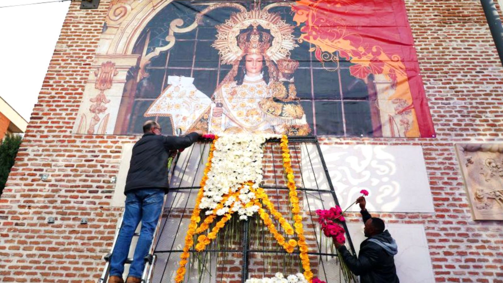 Alcobendas celebra su ofrenda floral en honor a la Virgen de la Paz