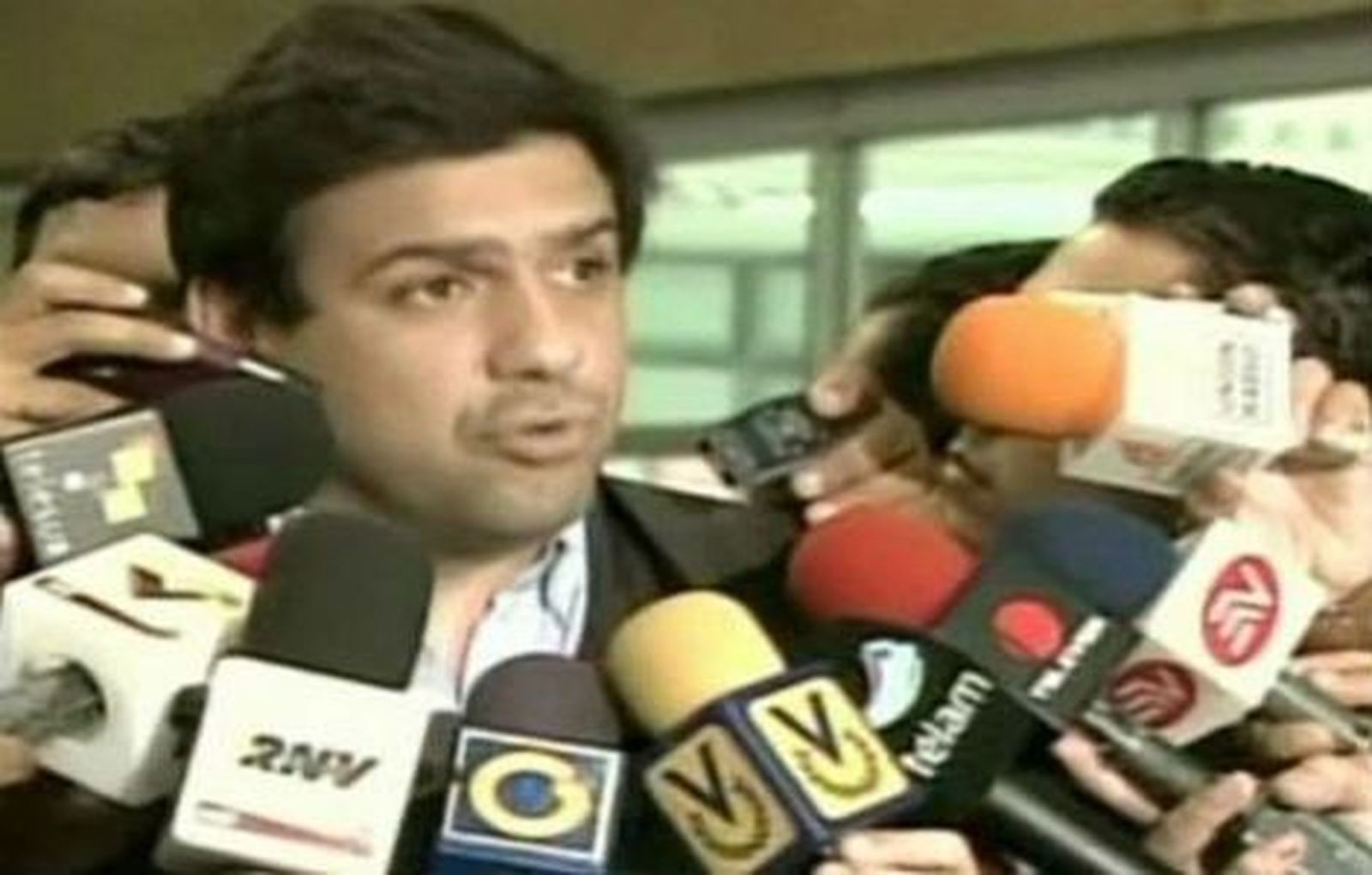 El equipo de Capriles presenta la solicitud de recuento voto a voto
