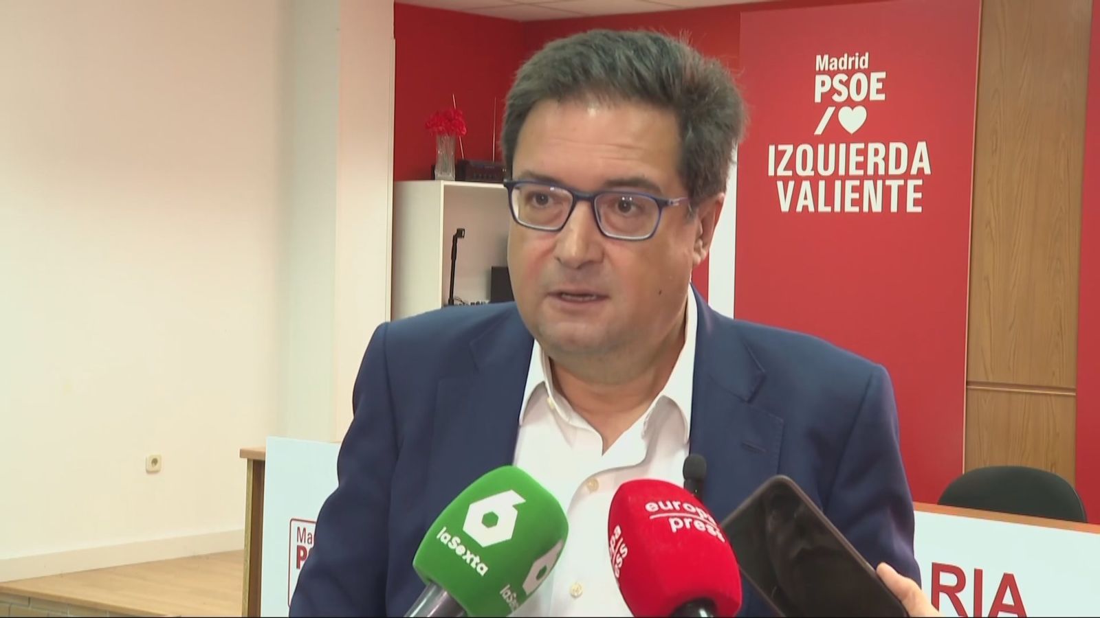 El ministro Óscar López atiende a la prensa
