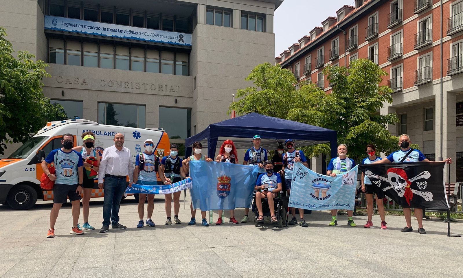 Los corredores solidarios frente al Ayuntamiento de Leganés