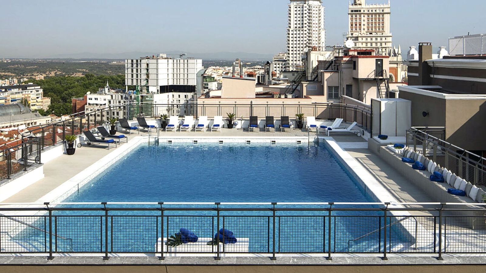 Del asfalto al agua: diez piscinas para combatir el calor a lo grande