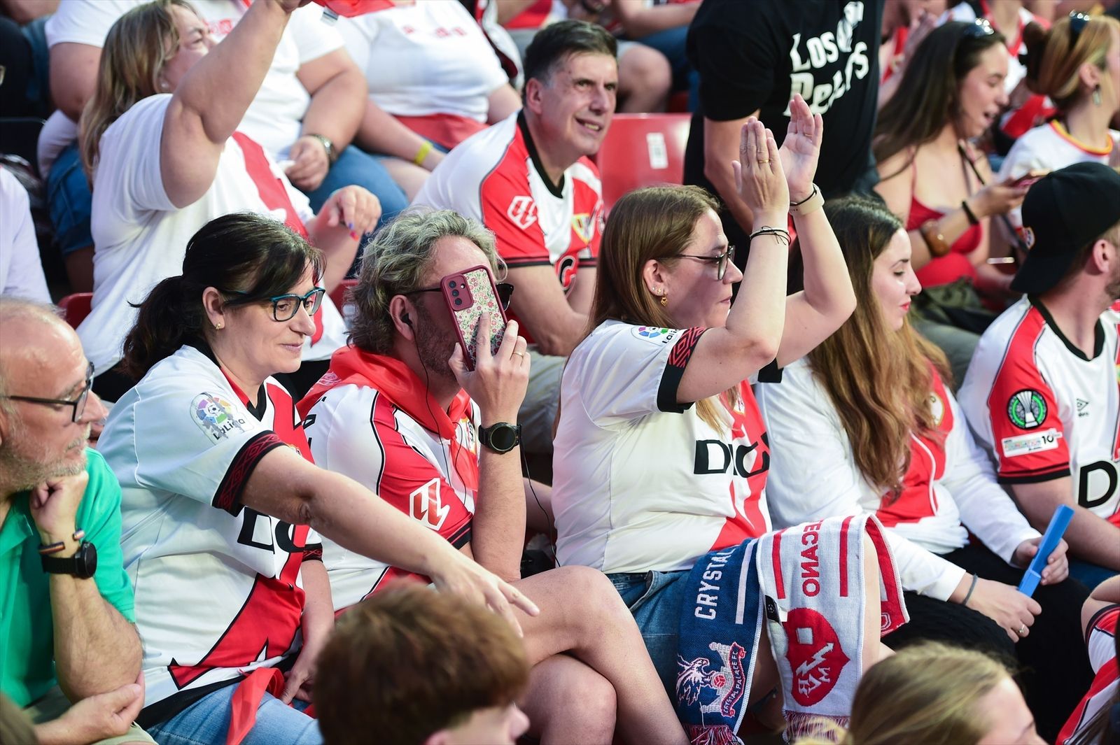 Aficionados del Rayo Vallecano ven la final la UEFA Conference League en el estadio madrileño