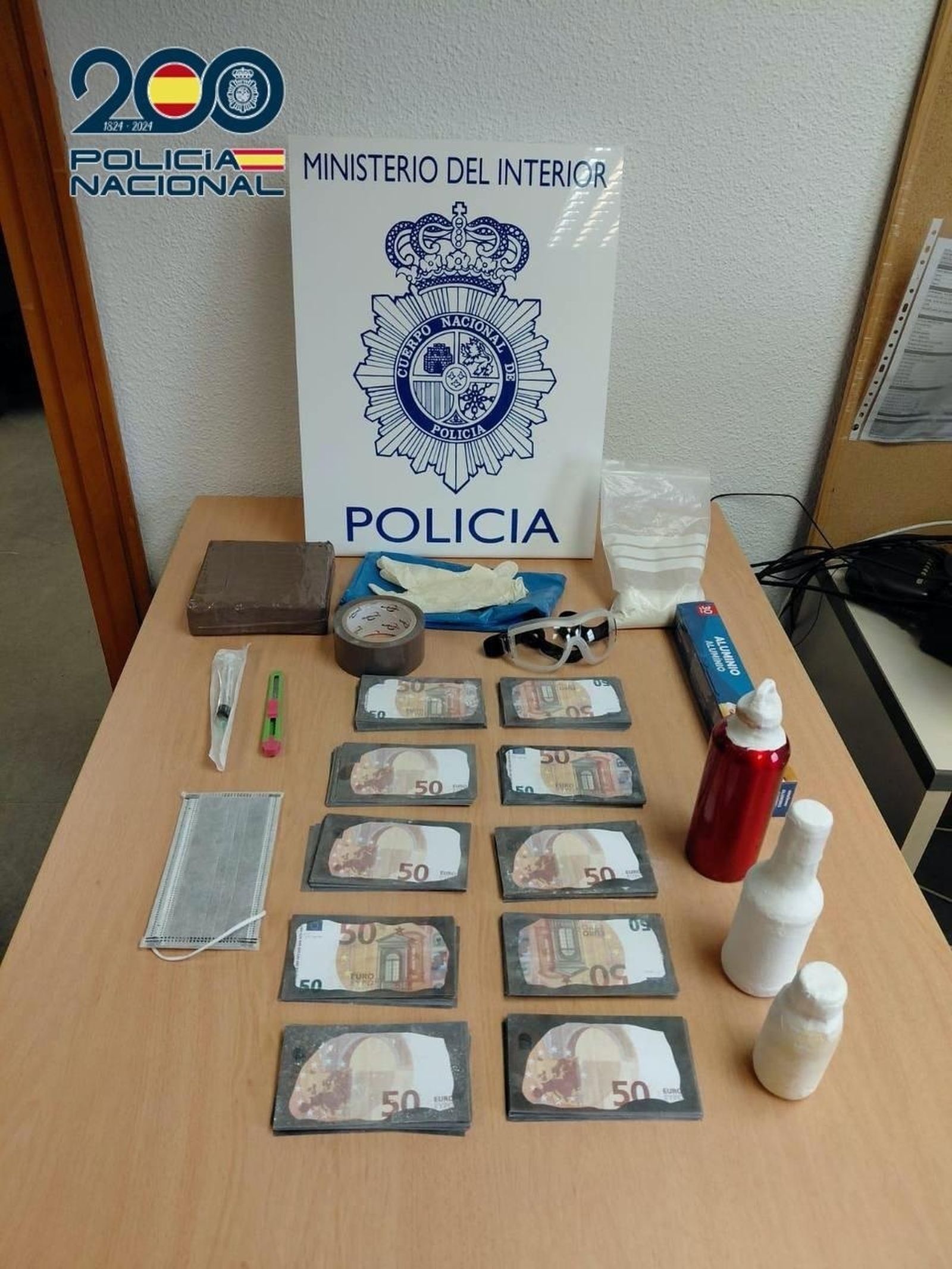 Material incautado a los estafadores con el método de los 'billetes tintados'