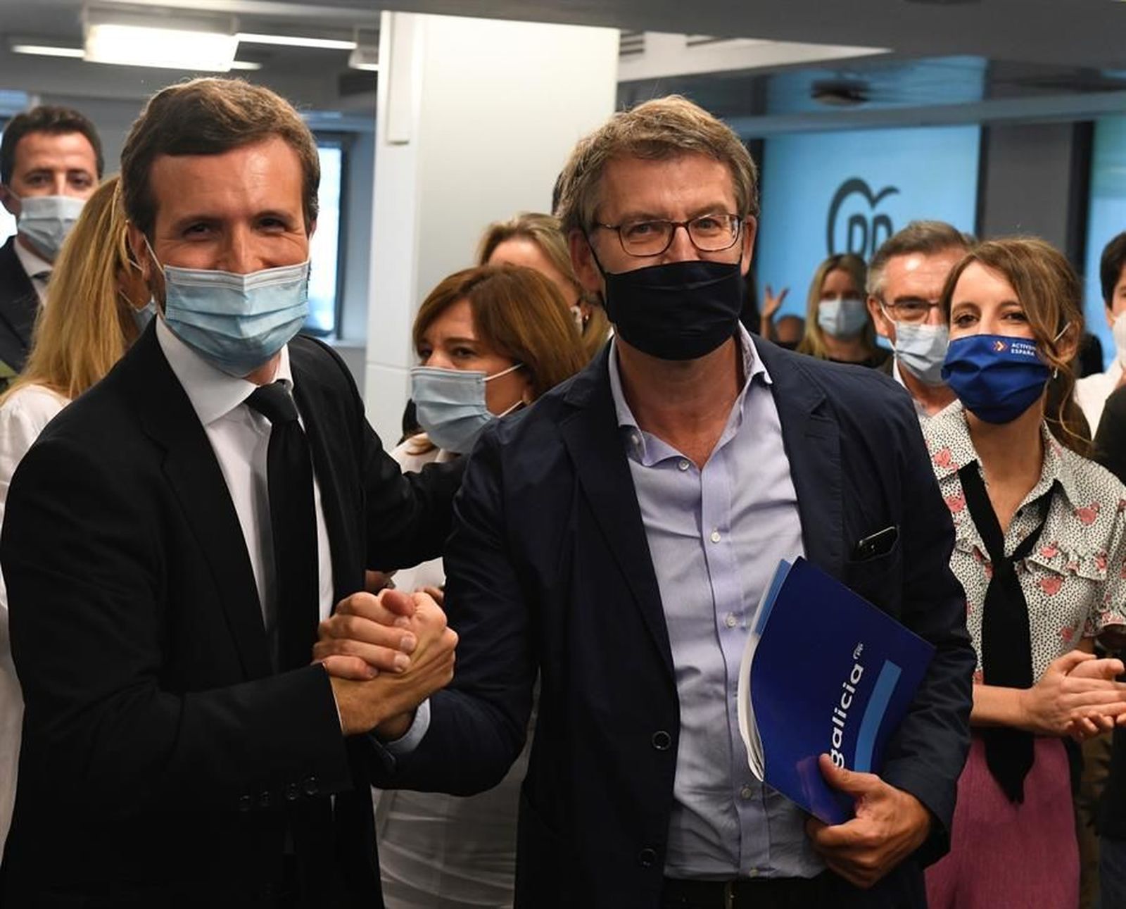Casado felicita a Feijóo y ambos apuestan por un partido "centrado y templado"