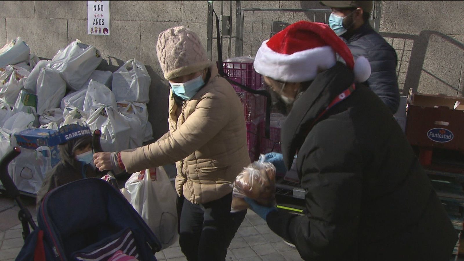 Alimentos y regalos para mitigar la pobreza de muchas familias madrileñas