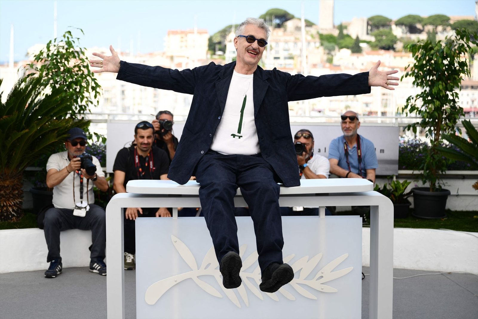 Wim Wenders, director alemán, posa para una foto durante el photocall de la película "Días perfectos" en la 76ª edición del Festival de Cannes.