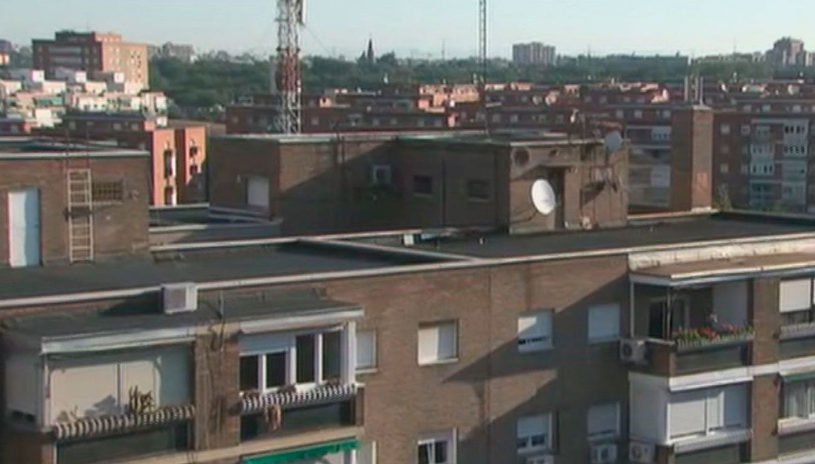 Persecución policial de tres ladrones por los tejados de Moratalaz