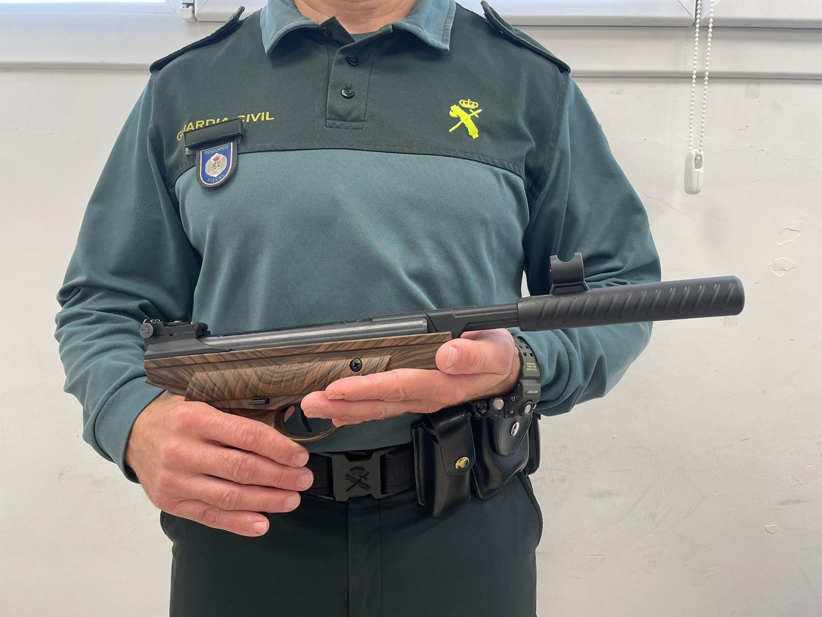 El arma intervenida por la Guardia Civil en el aeropuerto de Palma