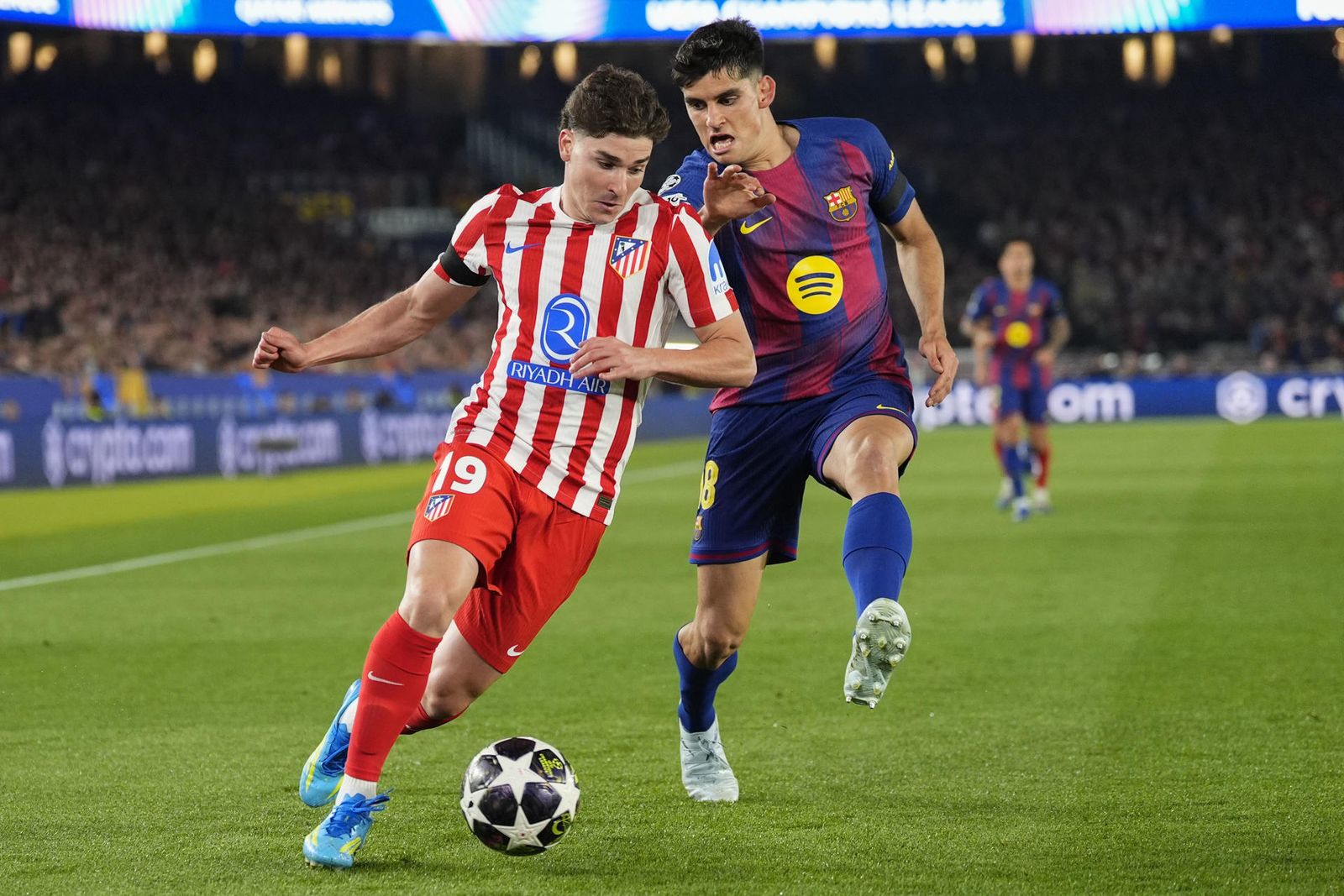 Julián Alvarez ante el Barcelona