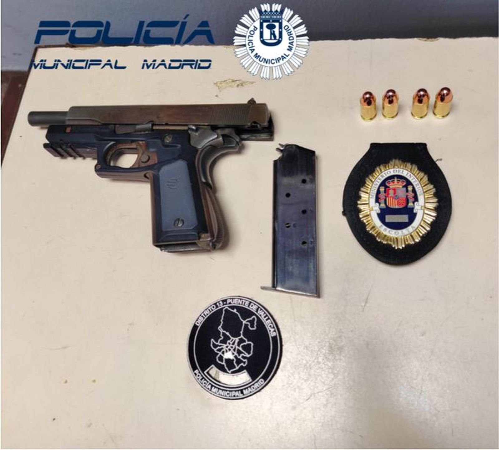 Arma y otros objetos intervenidos por la Policía Municipal de Madrid