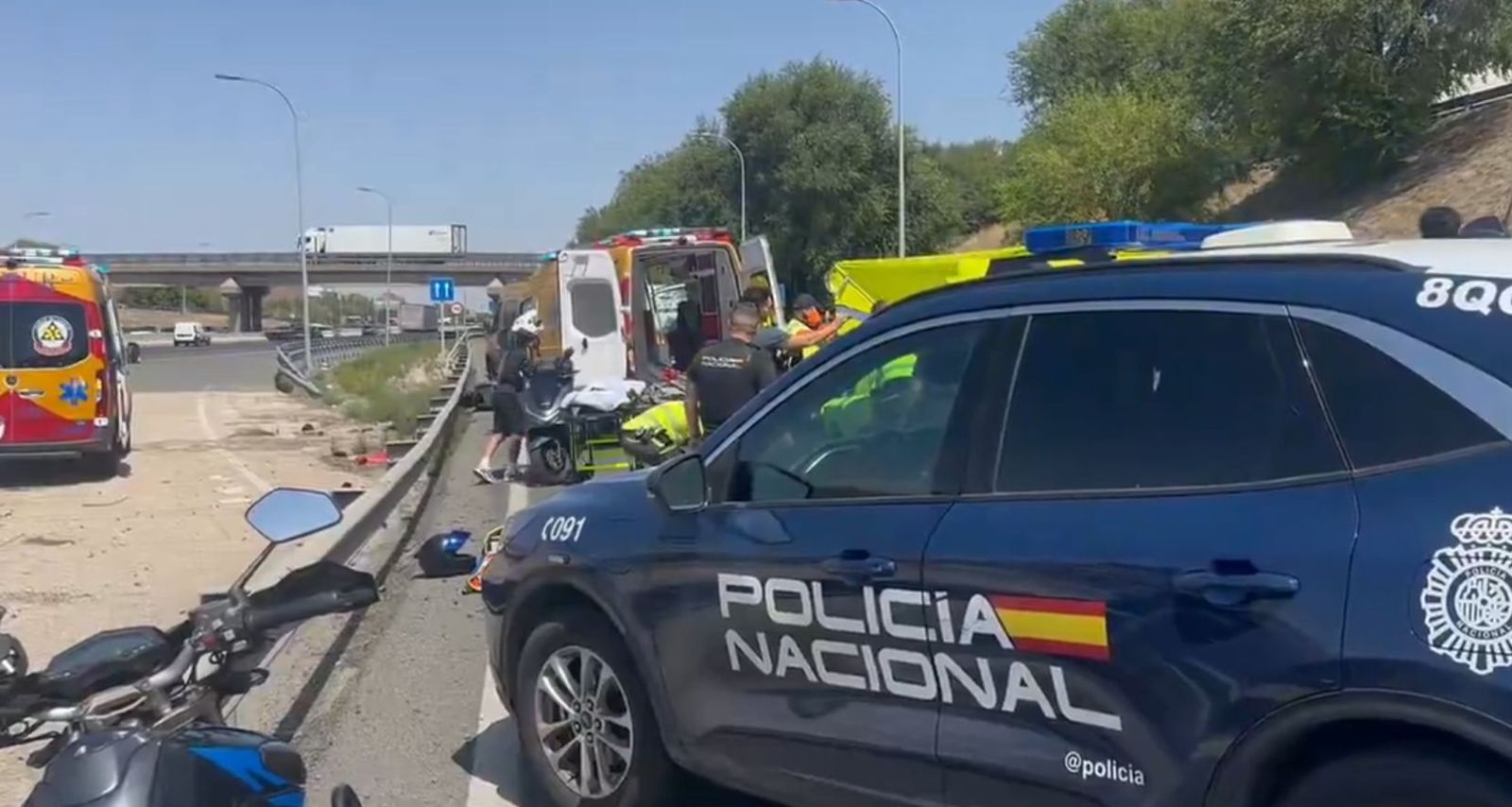 Grave accidente de un motorista en la M-40 tras caer y ser atropellado