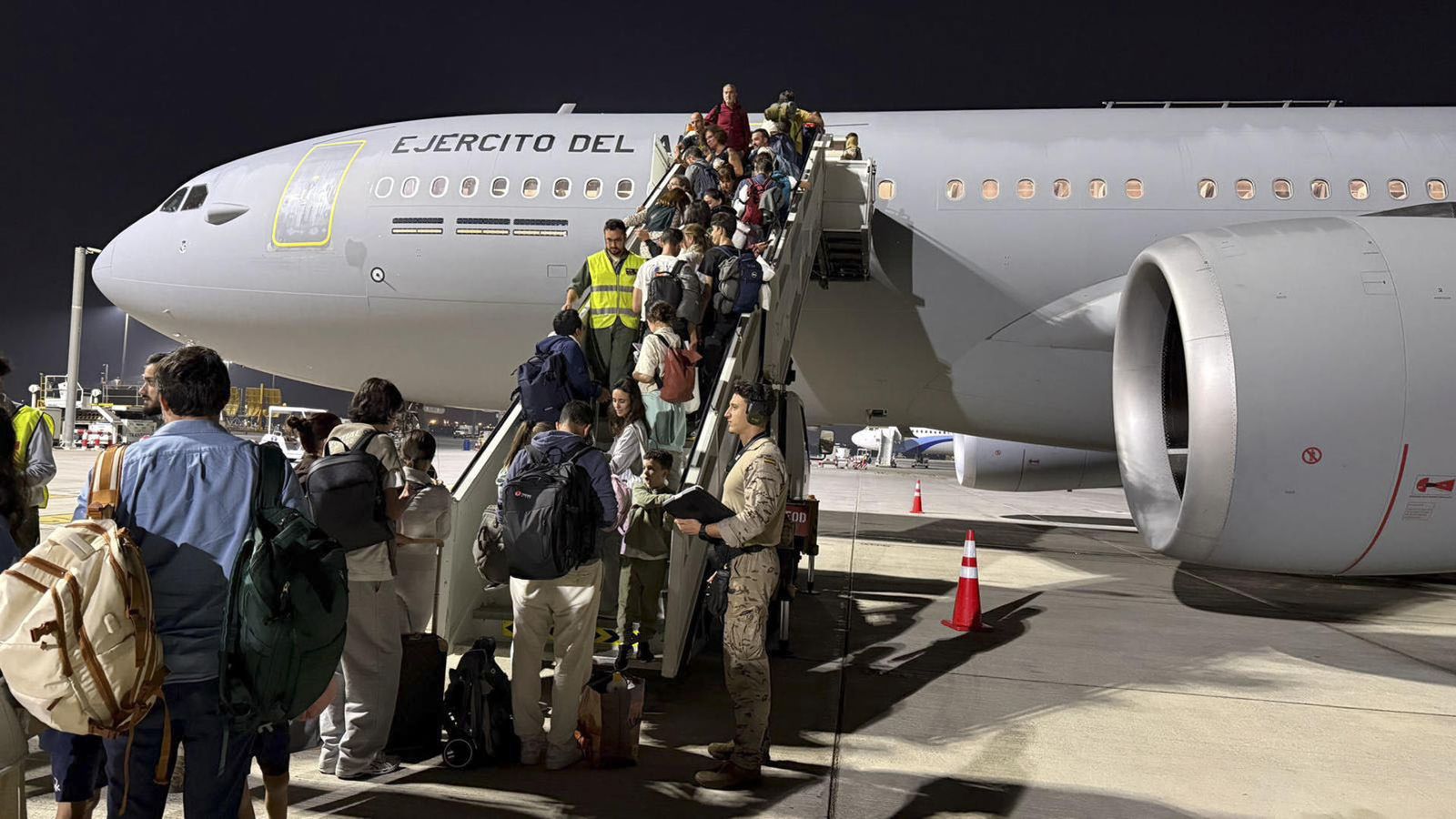 Un grupo de españoles embarcan en un avión militar en Omán