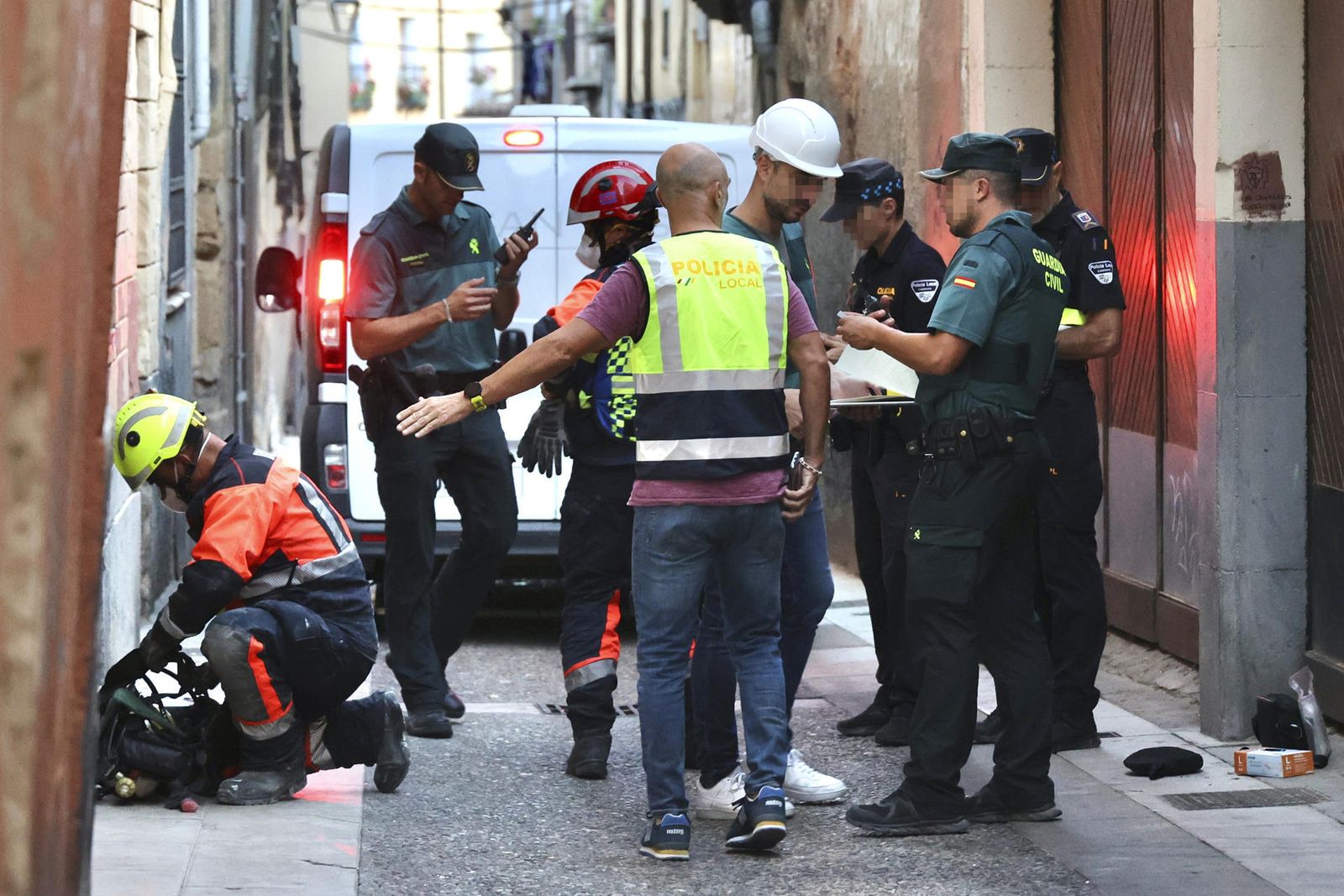 Agentes de policía, Guardia Civil y Bomberos frente a  la vivienda donde se produjo el derrumbe