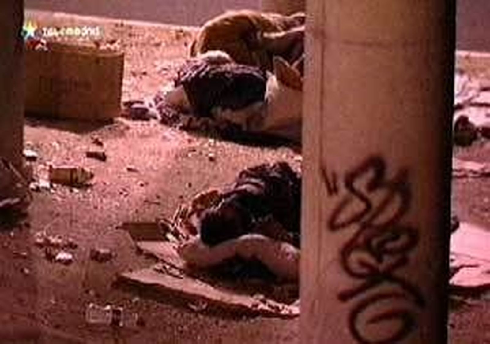 Inmigrantes rumanos duermen a diario bajo un subterraneo en plena plaza de España