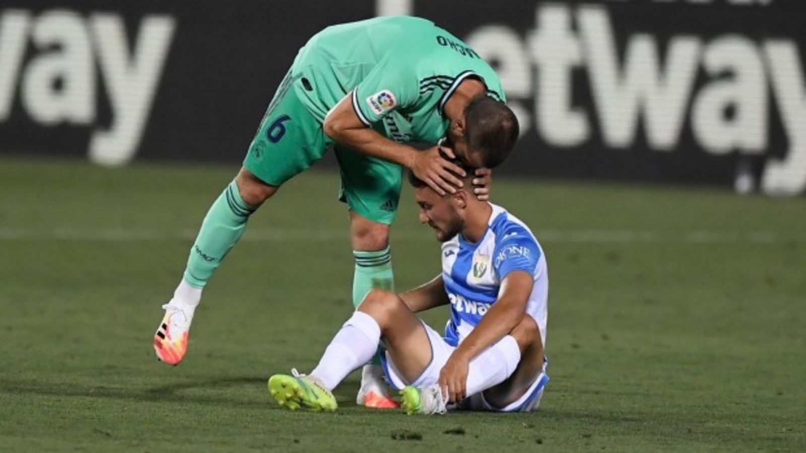 Nacho consuela a un jugador del Leganés