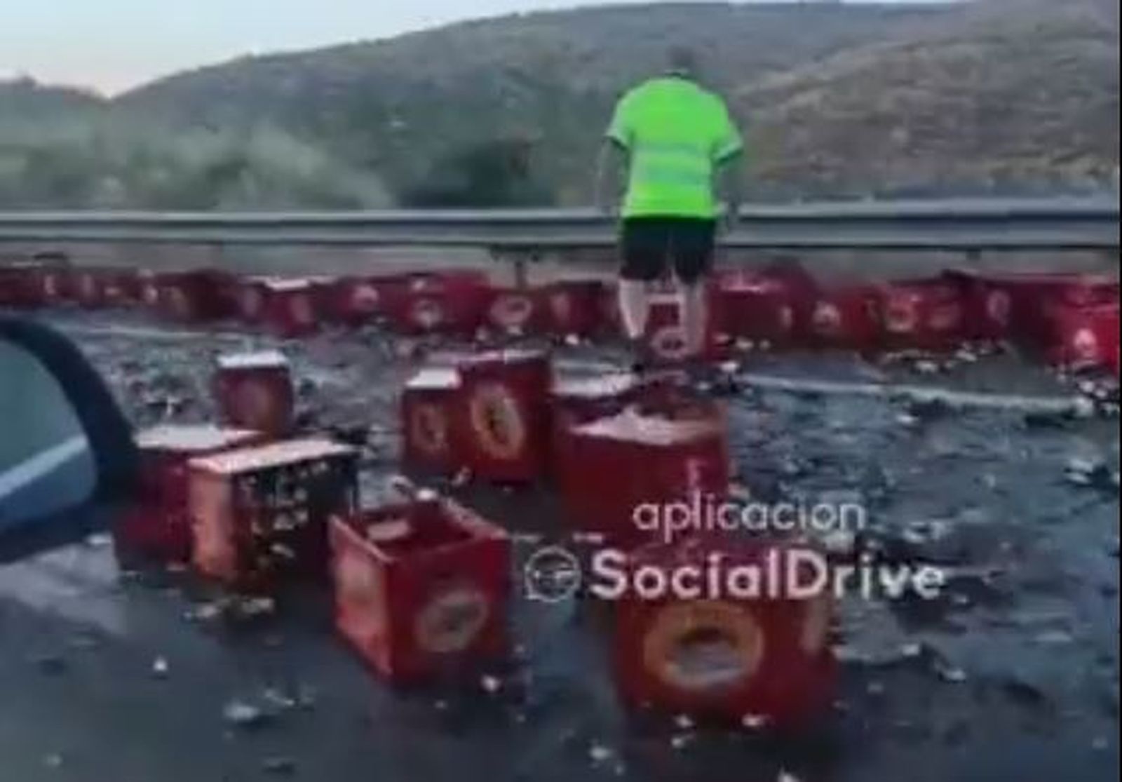 Cervezas por el suelo en la A-3