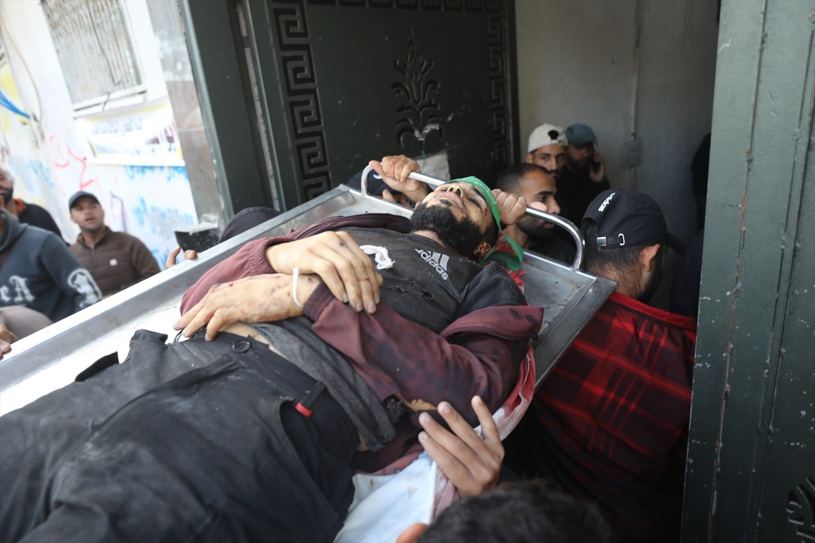 Cadáver de uno de los palestinos abatidos por el Ejército de Israel en Gaza este martes en Ciudad de Gaza