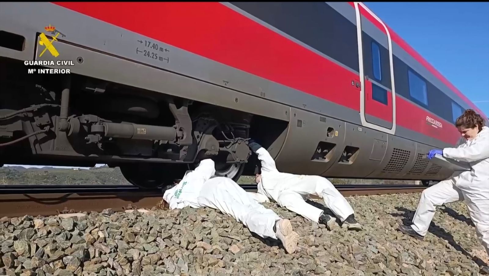 Inspección en las ruedas y parte baja del Iryo siniestrado en Adamuz (Córdoba)
