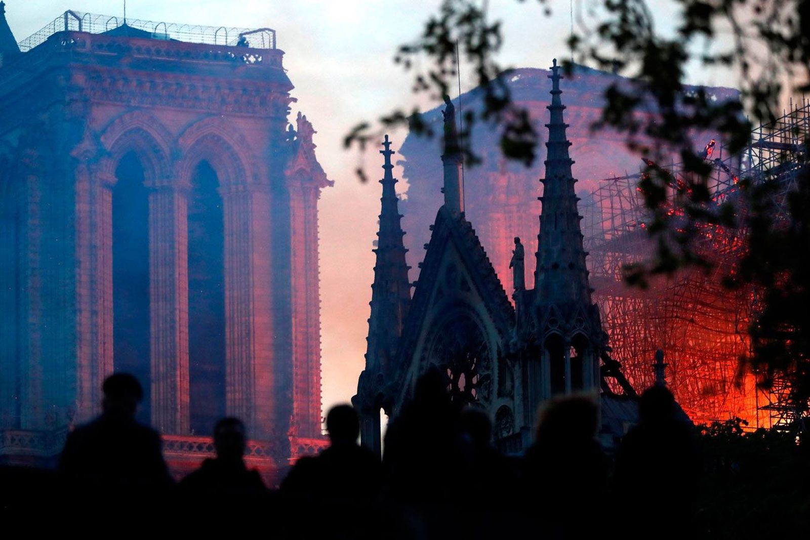 Un aparatoso incendio devora la catedral de Notre Dame de París