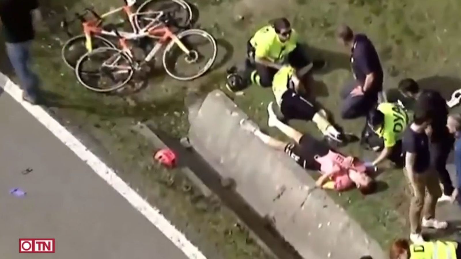 La cuarta etapa de la Itzulia-Vuelta al País Vasco que se disputaba entre Etxarri Aranatz y Legutio quedó neutralizada por una grave caída de 12 corredores