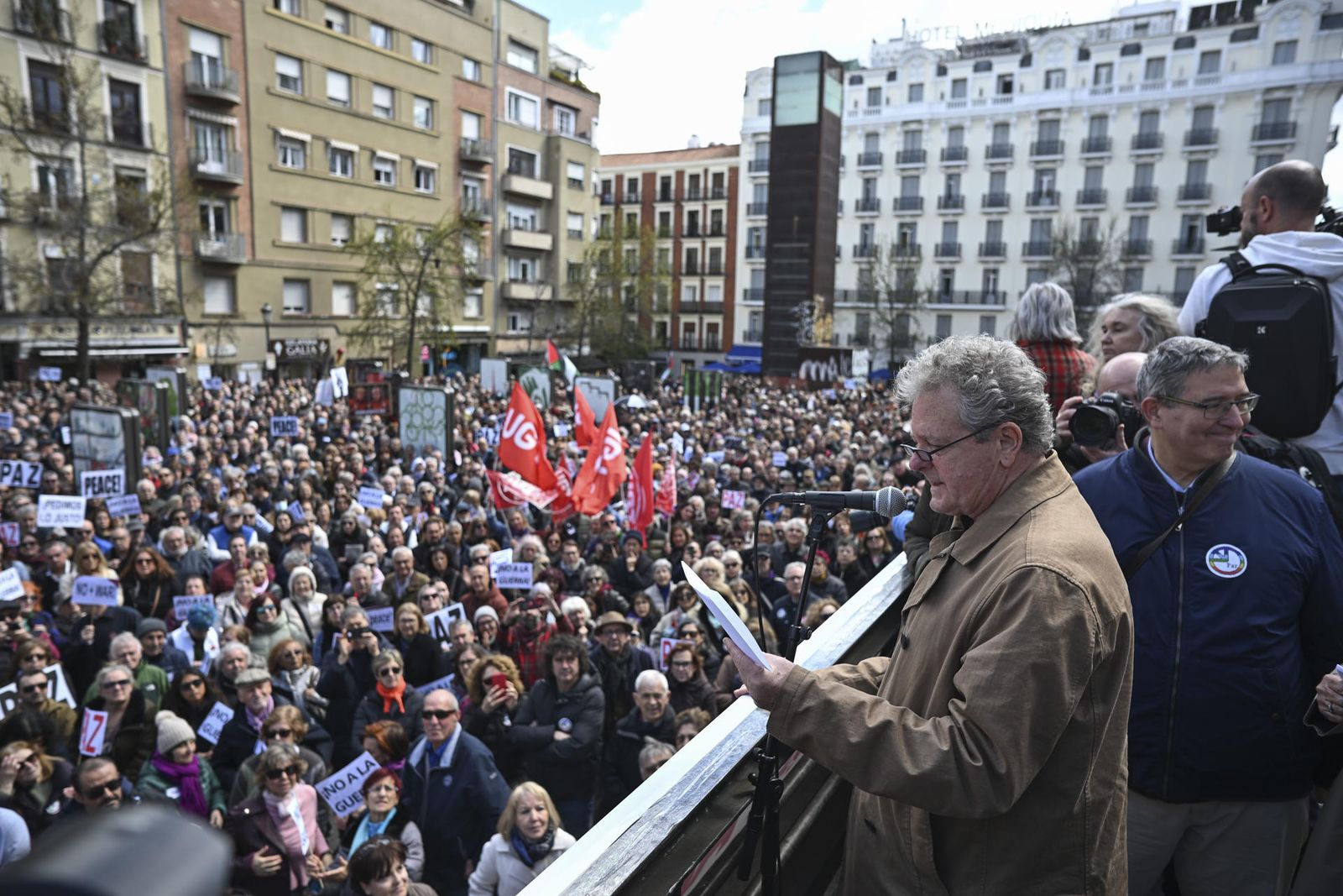El periodista y humorista Juan Luis Cano lee un manifiesto durante la protesta convocada por la plataforma PararLaGuerra este sábado en Madrid