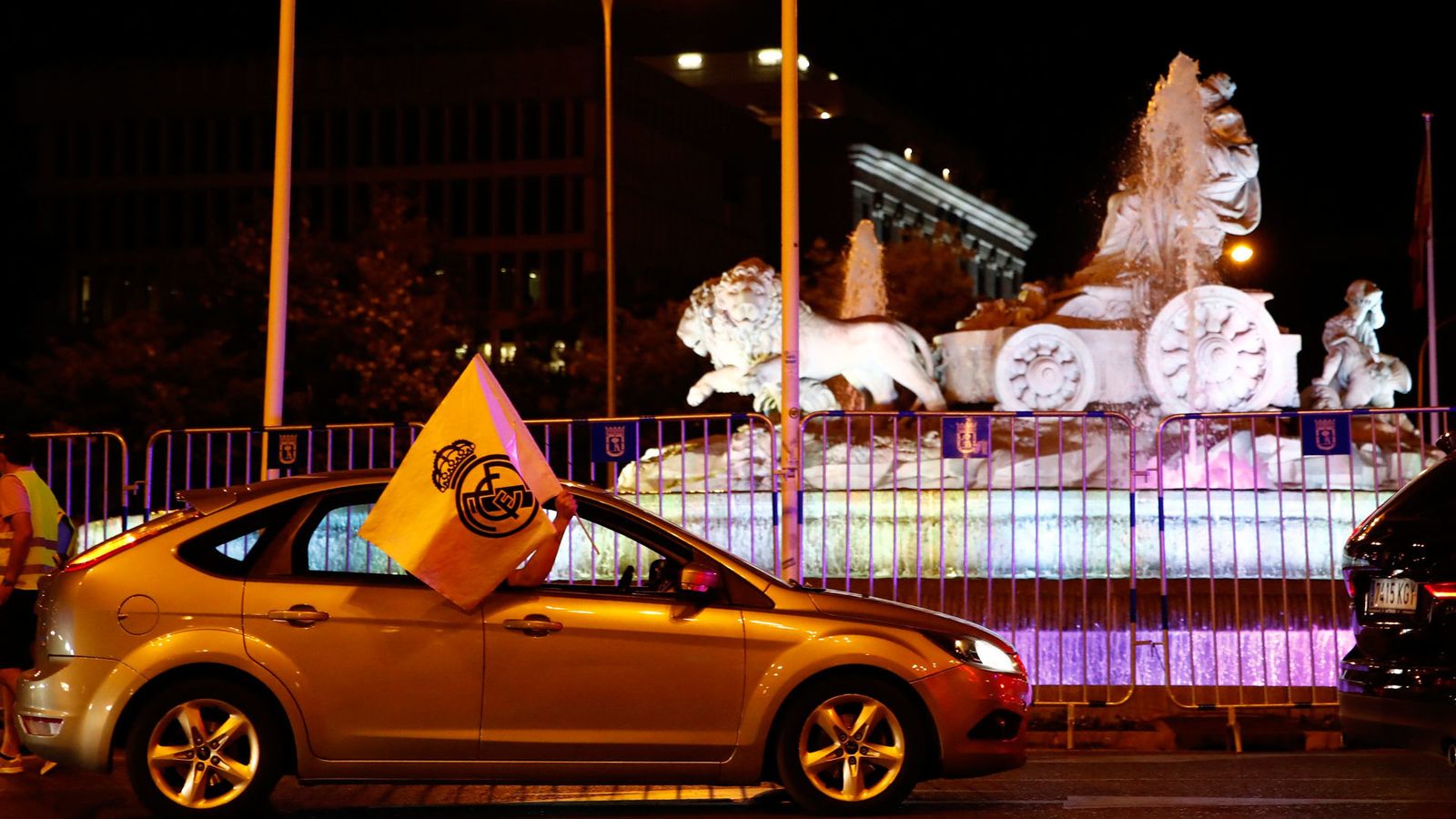 Aficionados del Real Madrid celebran la Liga número 34 en Cibeles, desde los coches