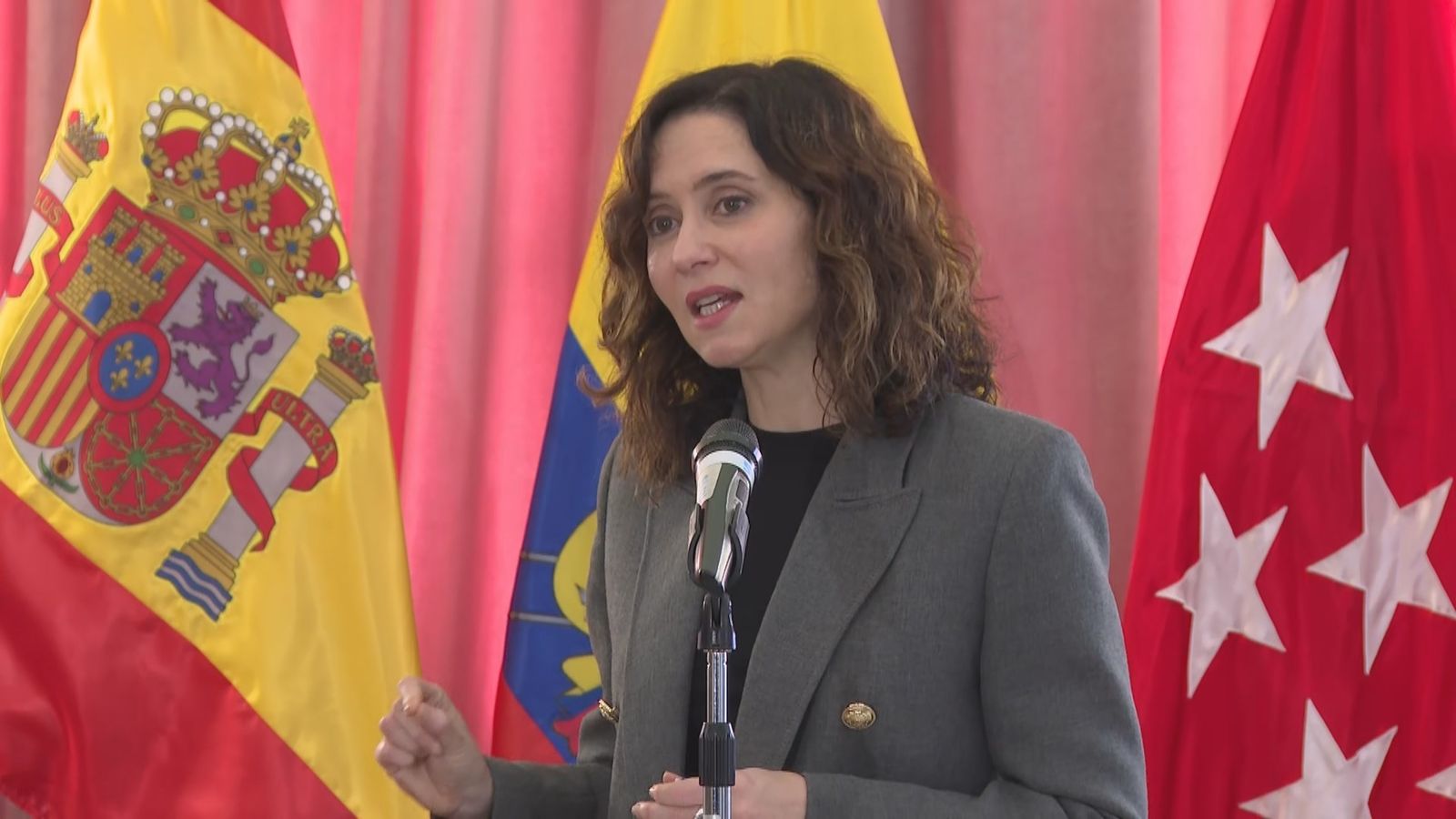 Ayuso firma en Quito la acreditación profesional de ecuatorianos en Madrid