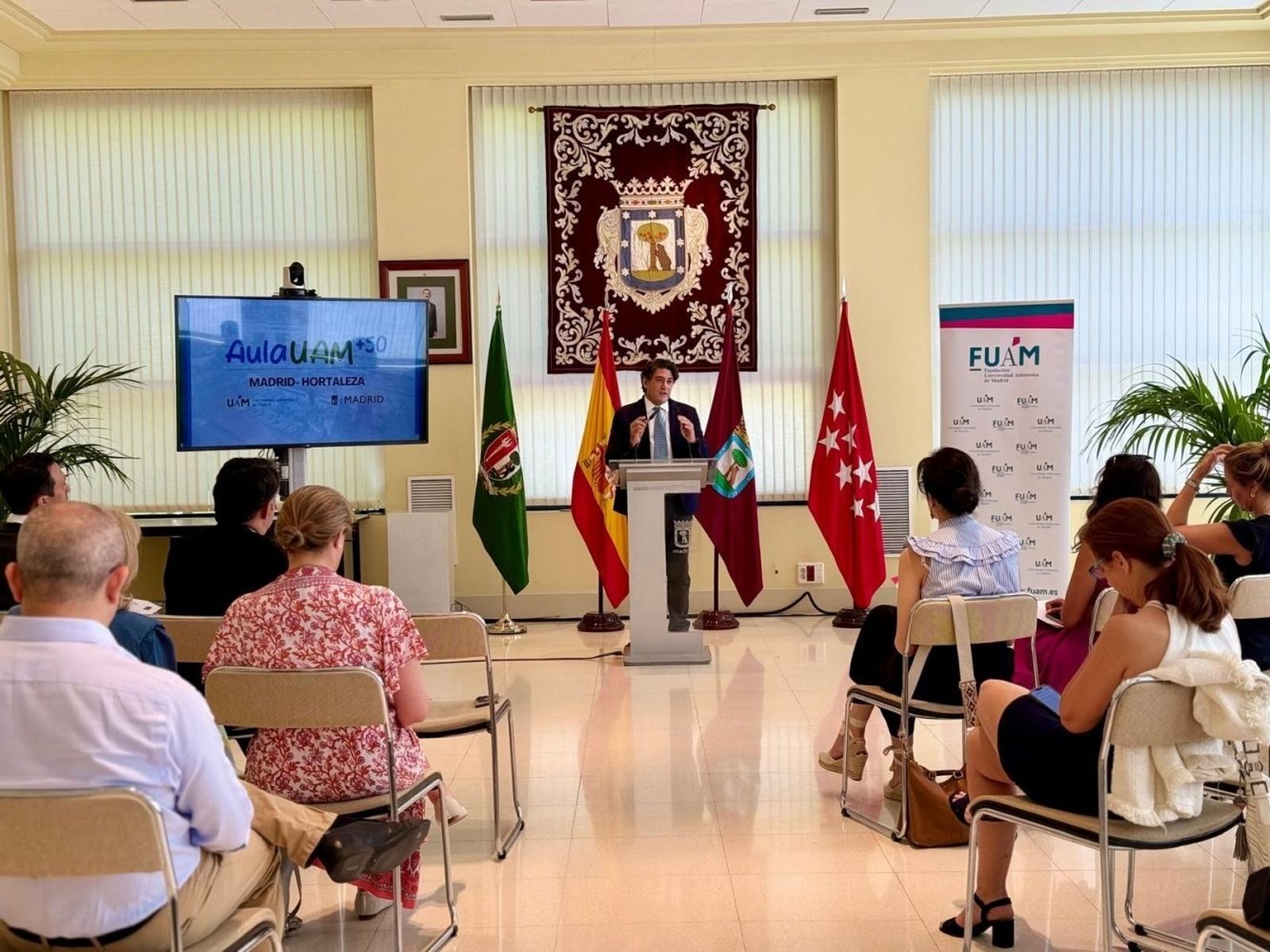 El concejal del distrito de Hortaleza, David Pére, presenta el programa Aula UAM+50