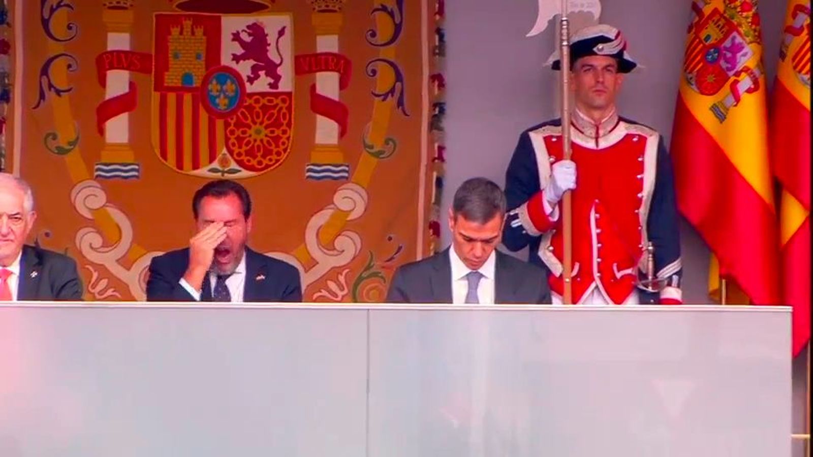Sánchez, durante el desfile militar: ausente, poco comunicativo y pendiente del móvil