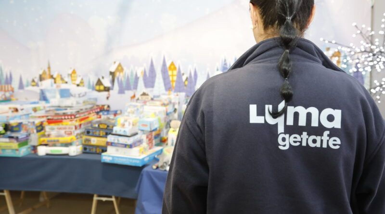 Una empleada de la empresa Lyma, de  Getafe, frente a productos apilados