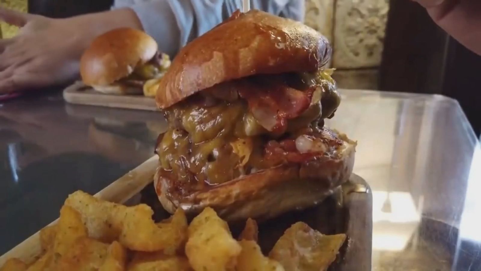 Intoxicación alimentaria en una cadena de hamburgueserías de Madrid