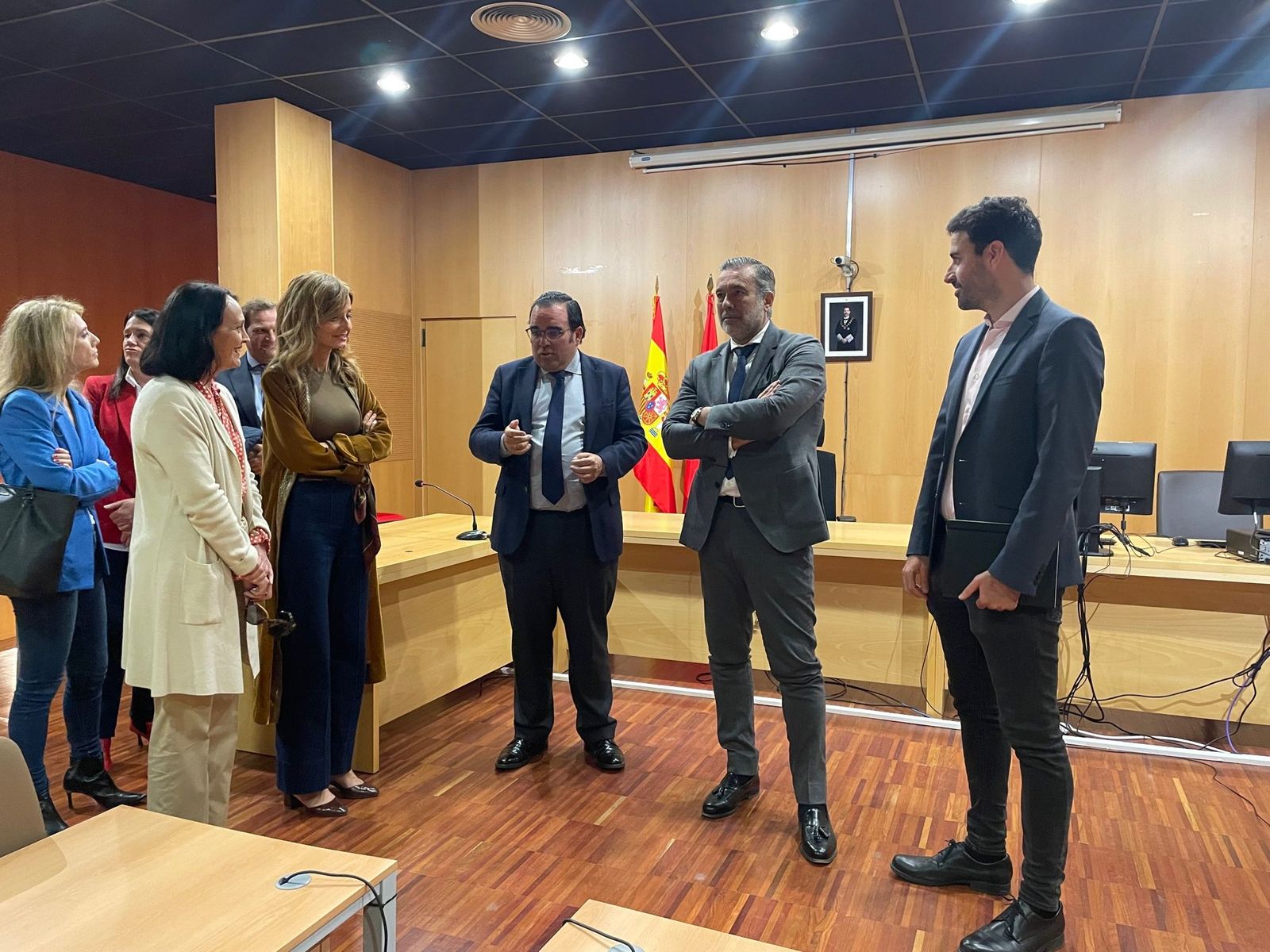 En el centro Javier Úbeda, regidor de Boadilla, y a la derecha el consejero  de Justicia