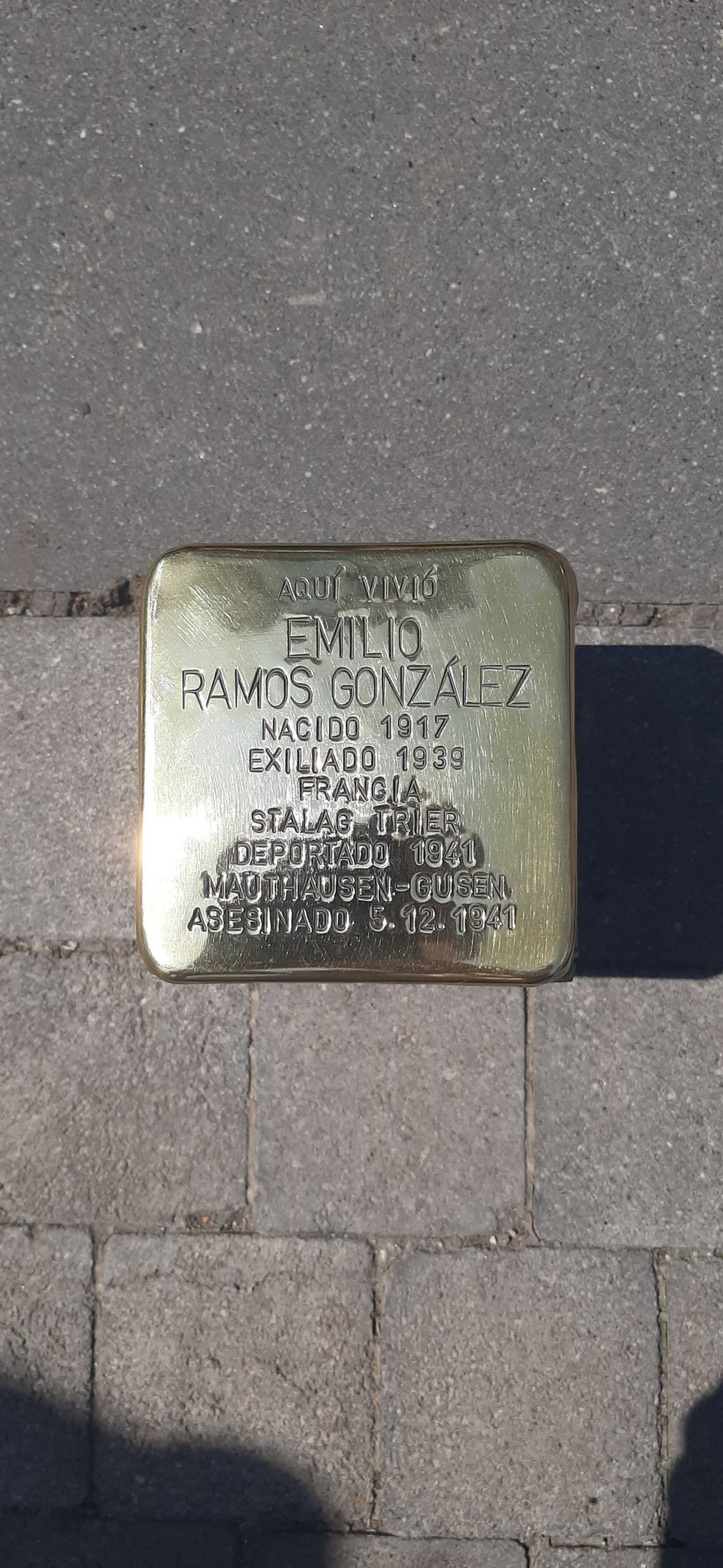 Uno de los adoquines dorados en recuerdo de un madrileño deportado a un campo de concentración alemán