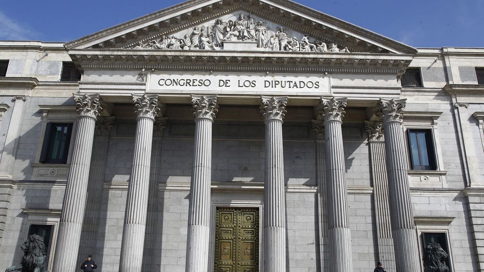 Congreso de los Diputados, con el frontón de Ponciano Ponzano en su fachada principal