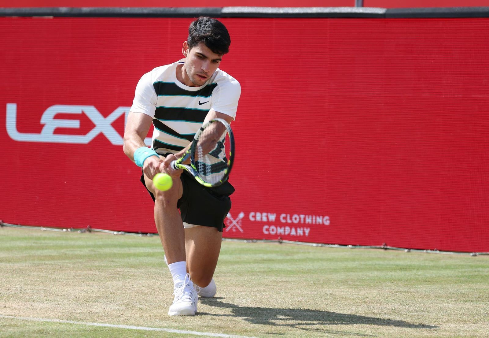 Alcaraz debuta con victoria en Quenn's