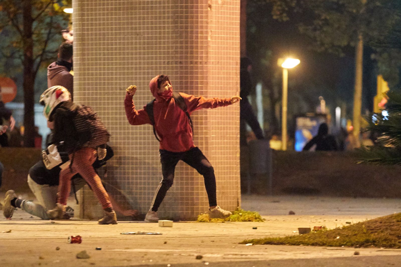 Un radical independentista lanza una piedra a la Policía