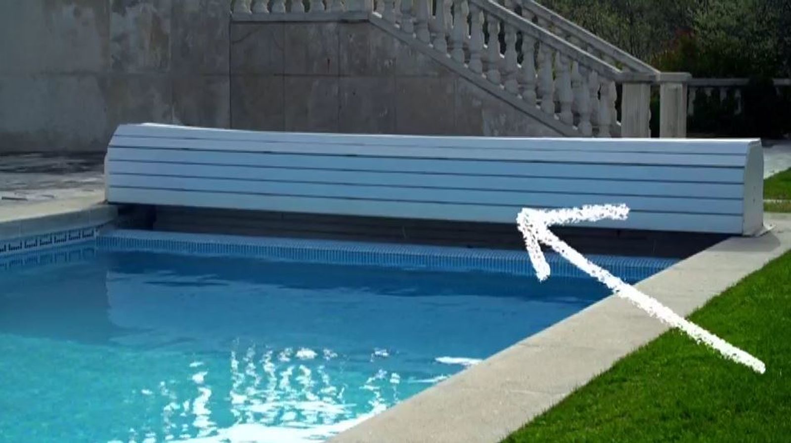 La piscina tiene una persiana para que por la noche no se enfríe el agua.