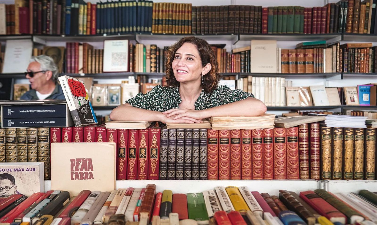 Díaz Ayuso vista a los libreros de la Feria del Libro antiguo de Madrid