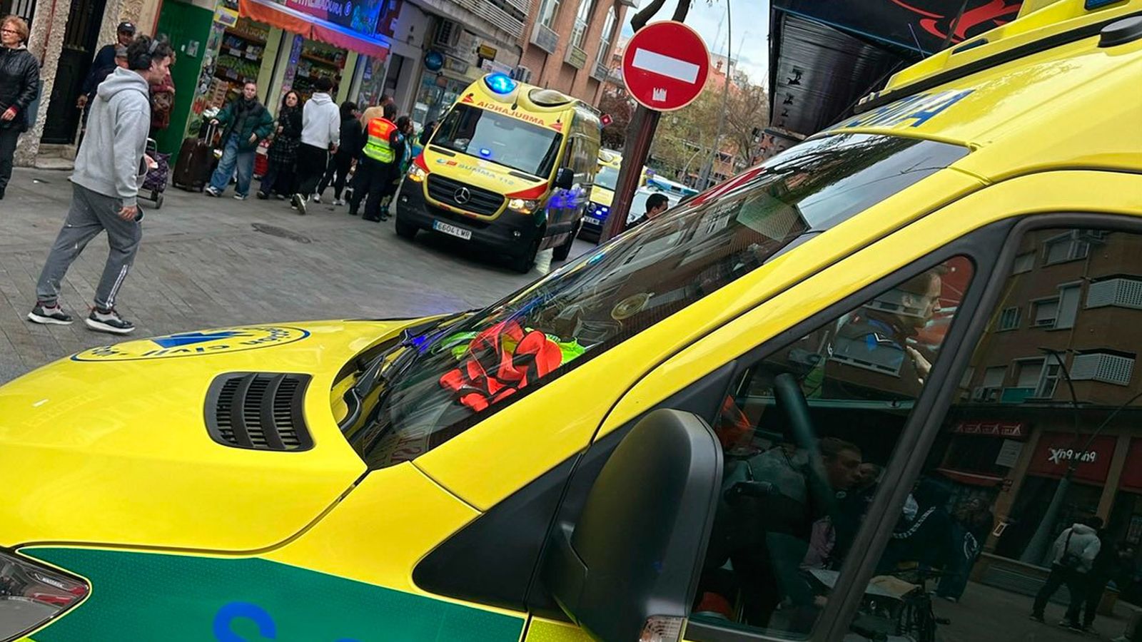 Ambulancias de Summa 112 y Protección Civil de Alcorcón acuden a la calle Soria para atender una agresión por arma blanca