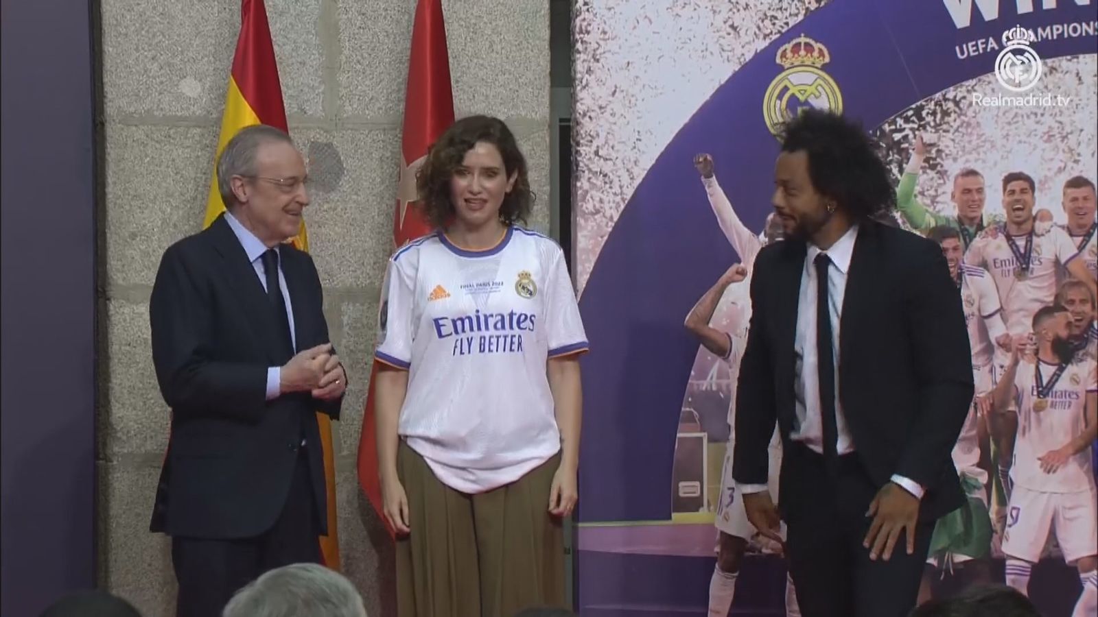 Isabel Díaz Ayuso recibe la camiseta conmemorativa del Real Madrid como campeones de la Champions en presencia de Florentino Pérez y el capitán Marcelo